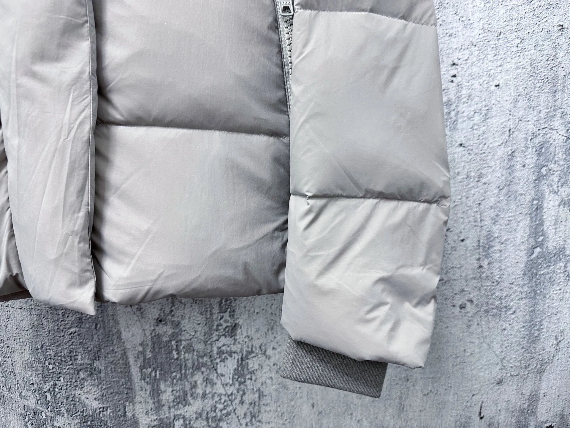[𝗖𝗔𝗡𝗔𝗗𝗔 𝗚𝗢𝗢𝗦𝗘] Capsule Series Macaron Color White Label Fabric: Made of CORDURA gray cloth imported from Du Pont of the United States, soft Endura Luxe fabric, which enhances the durability of easy-to-wear parts, is lightweight and durable; the inner liner is made of T anti-velvet gallbladder, which is comfortable and soft, and does not rip through velvet. : Equipped with a detachable hood, which can be adjusted in two directions, and is also filled with down, which brings greater softness and wrapping around the head and neck, and is full of warmth. This parka has White trim on the back and around it, and the hardware locks are all original and custom-made, complementing the soft fabric color. Goose logo: The new Series silicone material logo on the official website, non-embroidered logo. Length: Fit hip-length. Size：XS-L